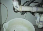 Як усунути протікання каналізації - чим закрити трубу